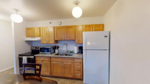 Light & Airy 8th Floor Ocean View Condo with Lanai - image 3