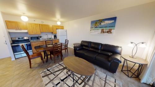 Light & Airy 8th Floor Ocean View Condo with Lanai - image 7