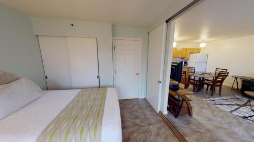 Light & Airy 8th Floor Ocean View Condo with Lanai - image 12