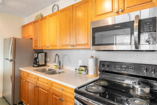 Deluxe Waikiki Banyan Condos - Free Parking & Wifi - image 3