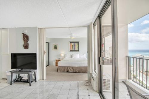 Ocean View Condo on 25th Floor Near Beach & Royal Hawaiian Shopping Center - image 3