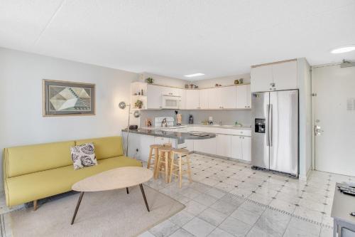 Ocean View Condo on 25th Floor Near Beach & Royal Hawaiian Shopping Center - main image