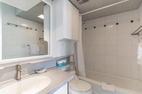 Ocean View Condo on 25th Floor Near Beach & Royal Hawaiian Shopping Center - image 10