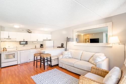 Pool Deck Level Condo at the Waikiki Banyan - FREE Parking! - image 6