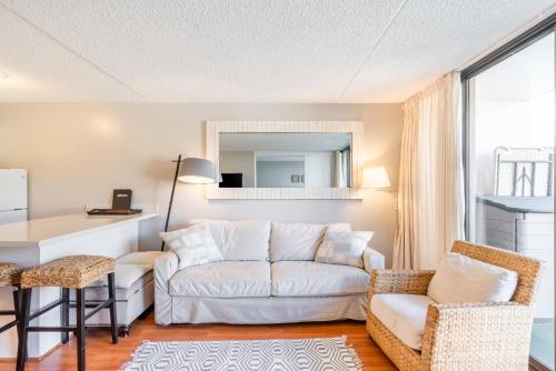 Pool Deck Level Condo at the Waikiki Banyan - FREE Parking! - image 11