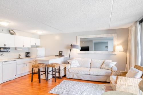 Pool Deck Level Condo at the Waikiki Banyan - FREE Parking! - image 2
