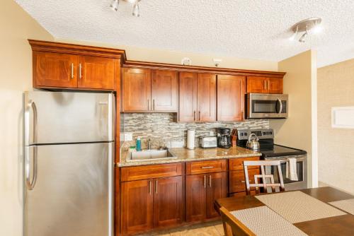 Deluxe 21st Floor Corner Condo with Diamond Head Views - image 6
