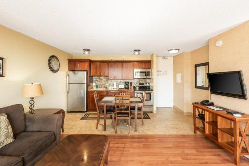 Deluxe 21st Floor Corner Condo with Diamond Head Views - image 4