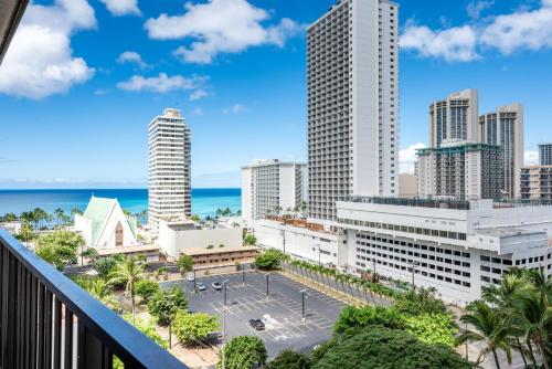 Deluxe 12th Floor Garden View Condo at Waikiki Banyan - image 11