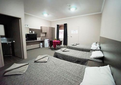 Bluestone Motor Inn — Photo 4
