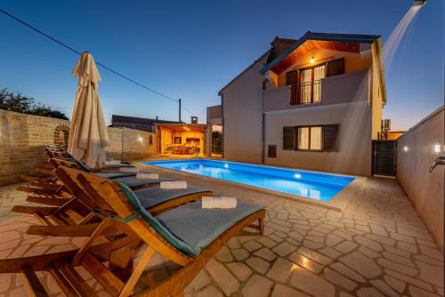 Villa Kamen with private pool - Accommodation - Pridraga