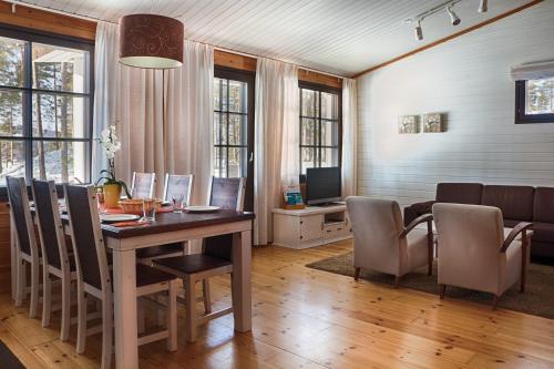 2 bedrooms, 5 beds
