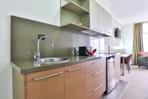 廚房, 盡享安大略公寓 (Indulge Apartments Ontario) in 米爾杜拉