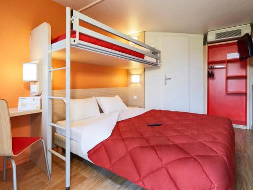 1 double bed, 1 bunk bed