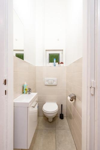 Spacious Premium Apartment by Buda Castle District - Tap to explore photos