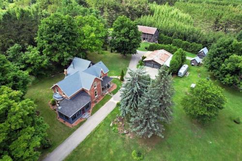 A charming, rustic 150 year old Carriage House 5