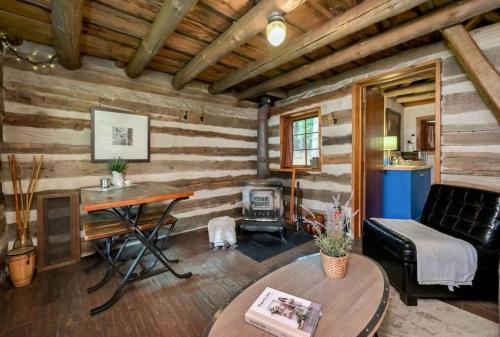 A rustic cabin in the woods in Mono (ON)