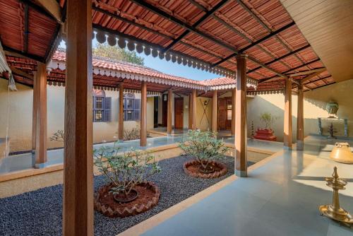 Ieeja, SaffronStays Anantham - 3BR Pet-Friendly Kerala-Style Lakefront Villa with Verandah & Views in Kamshet