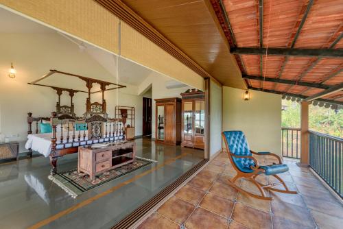 Skats, SaffronStays Anantham - 3BR Pet-Friendly Kerala-Style Lakefront Villa with Verandah & Views in Kamshet