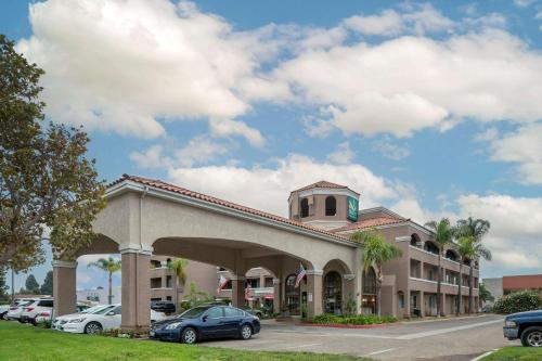 Quality Inn & Suites Camarillo-Oxnard - Hotel - Camarillo