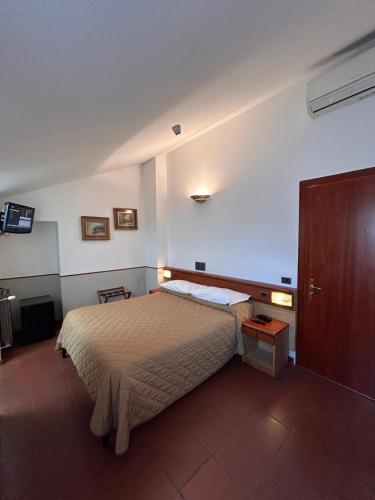 Economy Double Room image 10