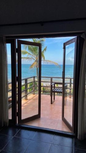Balcony/terrace, Reef Bungalow Hotel in Pamunugama