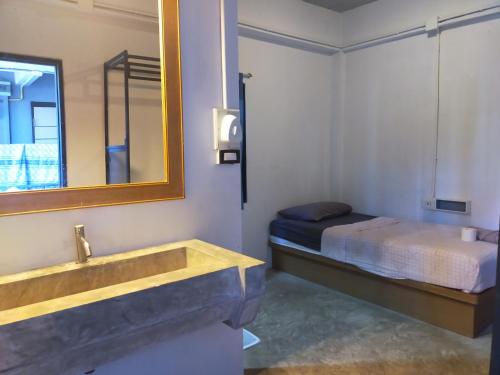 ห้องพักเดี่ยวพร้อมห้องน้ำ (Single Room with Bathroom)