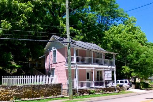 The Pink House on Main - Lower in Eureka Springs, USA