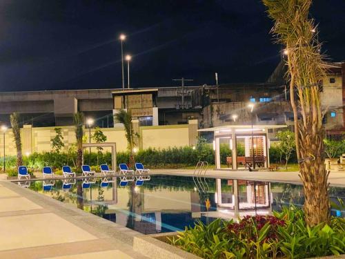 Lovely 2br with dazzling city lights and pool