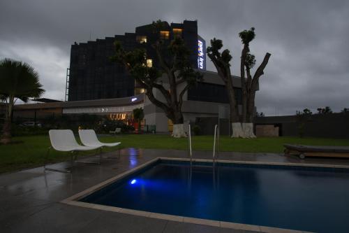 Бассейн , Park Inn by Radisson Libreville in Либревиль