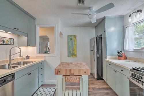 Tampa Bay Area Cottage with Gas Grill and Fire Pit! in Safety Harbor, USA