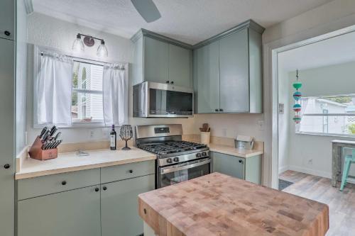 Tampa Bay Area Cottage with Gas Grill and Fire Pit! in Safety Harbor