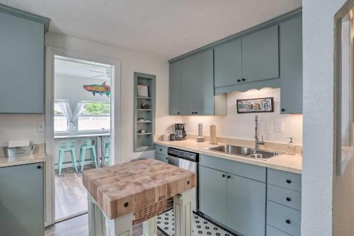 Tampa Bay Area Cottage with Gas Grill and Fire Pit! in Safety Harbor