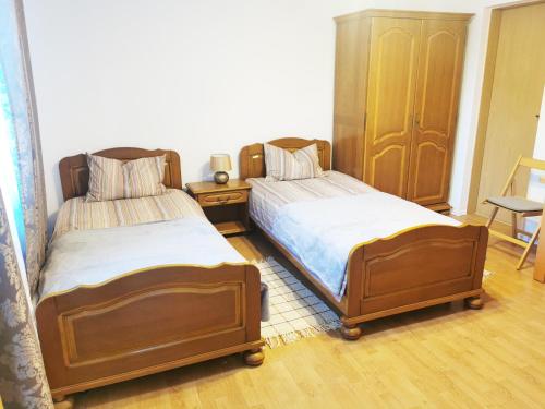 2 twin beds