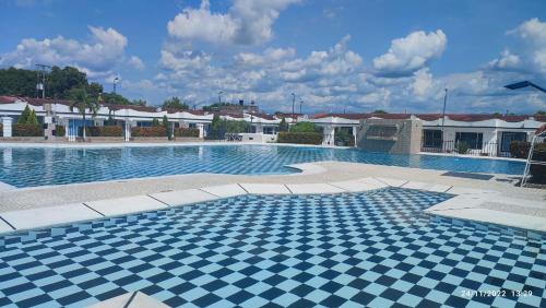 Agradable casa con piscina en tierra caliente