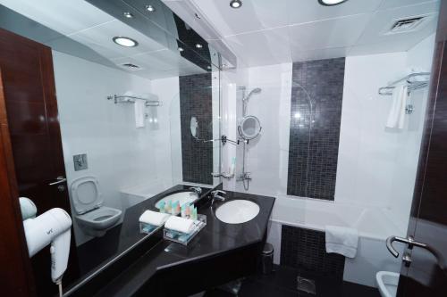 Capital O 325 Queen Palace Hotel - image 12