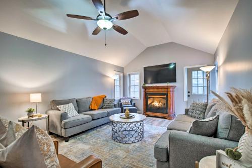 Beautiful Pocono Lake Cottage with Game Room! in Pocono Lake, Vereinigte Staaten von Amerika
