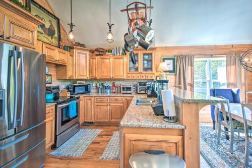 Toccoa Home on Tugaloo River at Lake Hartwell in Toccoa, USA