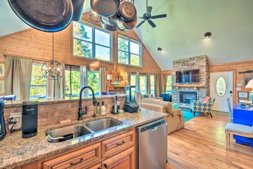 Toccoa Home on Tugaloo River at Lake Hartwell in Toccoa, USA