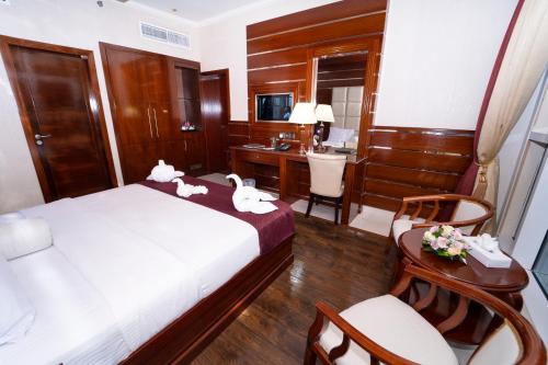 Capital O 325 Queen Palace Hotel - main image