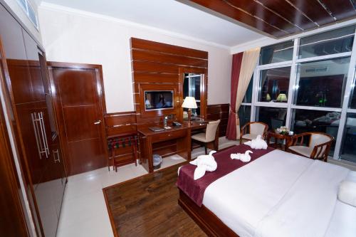 Capital O 325 Queen Palace Hotel - image 2