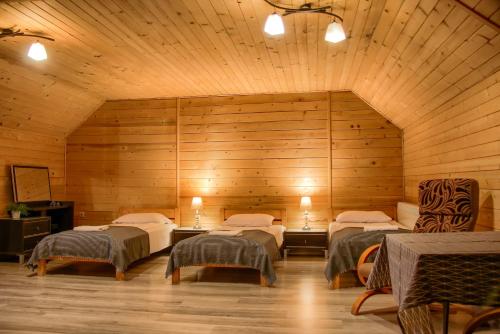 2 bedrooms, 5 beds