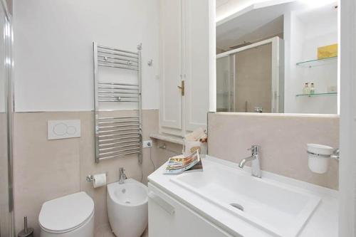 ELEGANT APARTMENT IN THE HEART OF ROME-NAVONA AREA, Řím (fotografie 7)