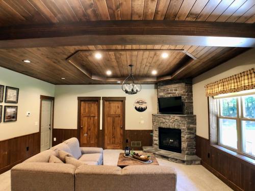 Sojourner's Lodge & Log Cabin Suites