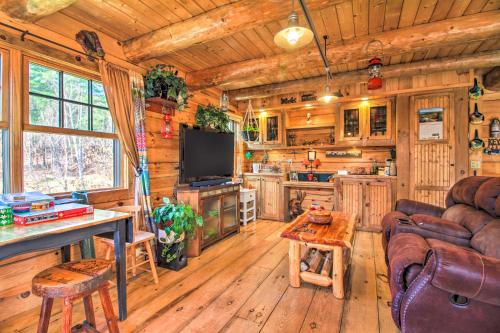 Chic Brandon Cabin with Pool, Hot Tub and Sauna! in Brandon, USA