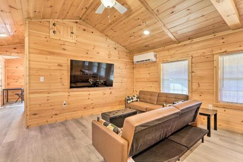 Laurelville Cabin Less Than 11 Mi to Old Mans Cave! in Laurelville, USA