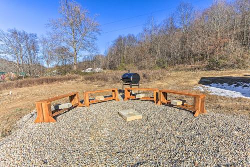 Laurelville Cabin Less Than 11 Mi to Old Mans Cave! in Laurelville, USA