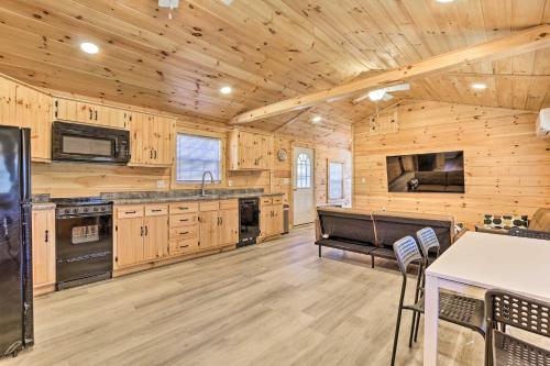 Laurelville Cabin Less Than 11 Mi to Old Mans Cave! in Laurelville, USA
