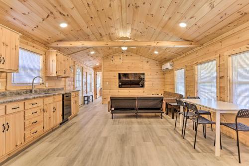 Laurelville Cabin Less Than 11 Mi to Old Mans Cave! in Laurelville, USA