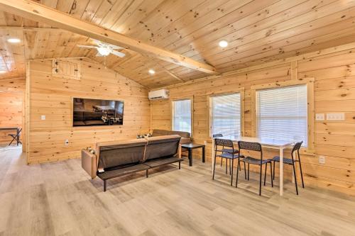 Laurelville Cabin Less Than 11 Mi to Old Mans Cave! in Laurelville, USA